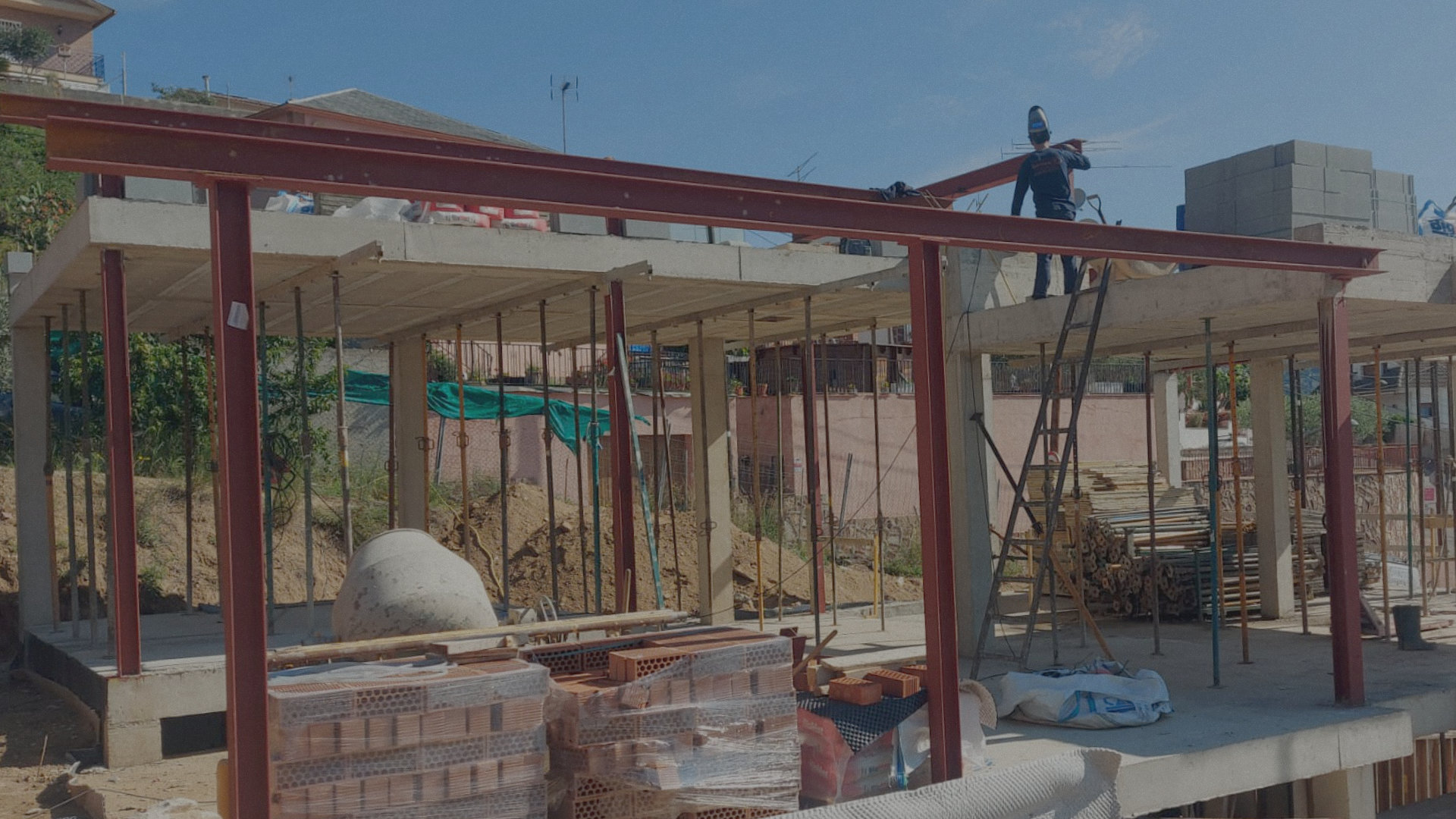 Estructura metálica en obra de construcción